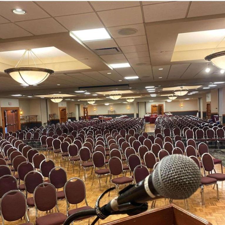 The Glenmore Inn & Convention Centre カルガリー エクステリア 写真