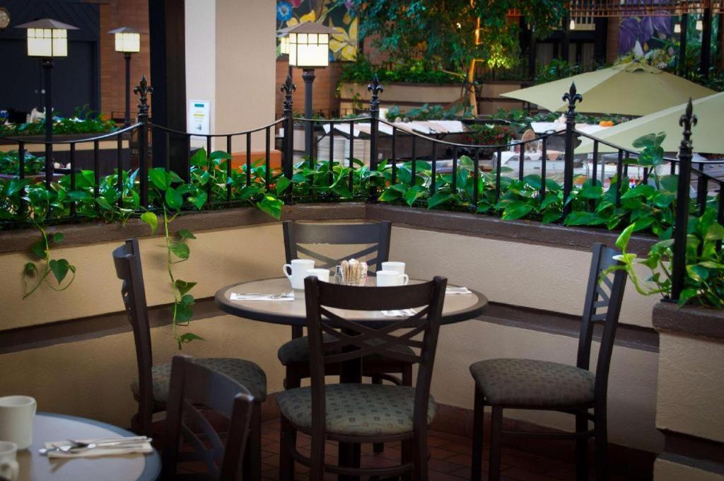The Glenmore Inn & Convention Centre カルガリー エクステリア 写真