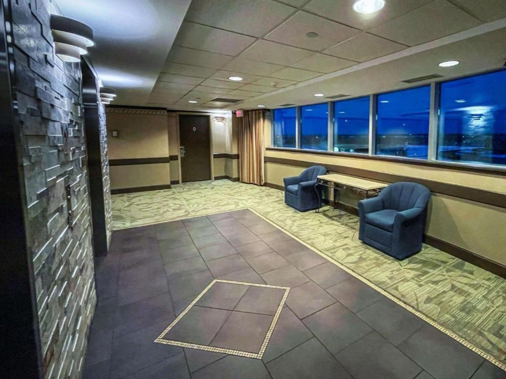 The Glenmore Inn & Convention Centre カルガリー エクステリア 写真
