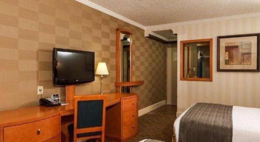 The Glenmore Inn & Convention Centre カルガリー エクステリア 写真