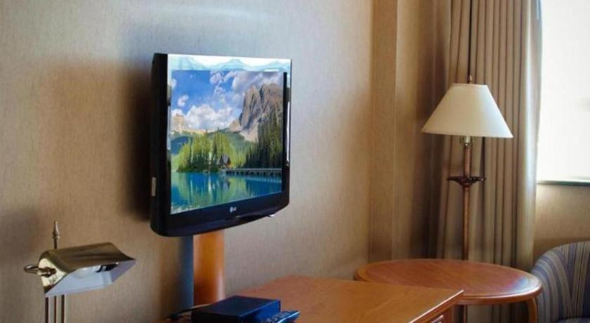 The Glenmore Inn & Convention Centre カルガリー エクステリア 写真