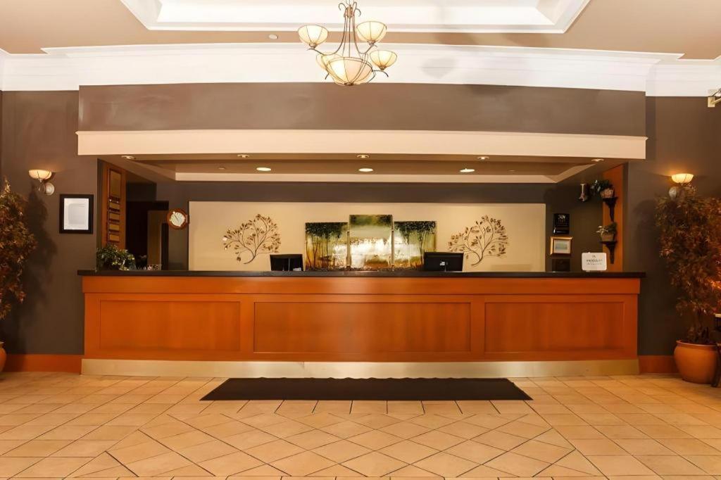 The Glenmore Inn & Convention Centre カルガリー エクステリア 写真
