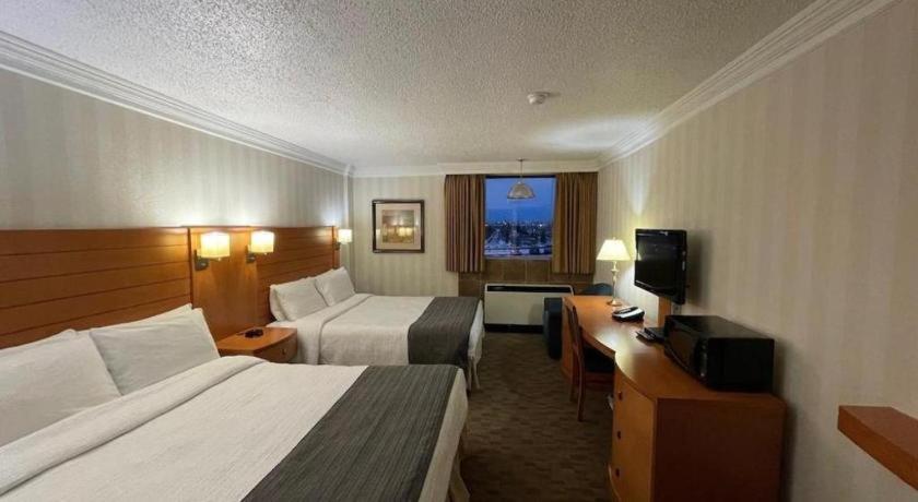 The Glenmore Inn & Convention Centre カルガリー エクステリア 写真