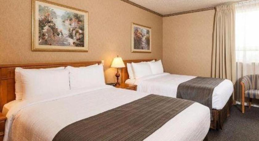 The Glenmore Inn & Convention Centre カルガリー エクステリア 写真