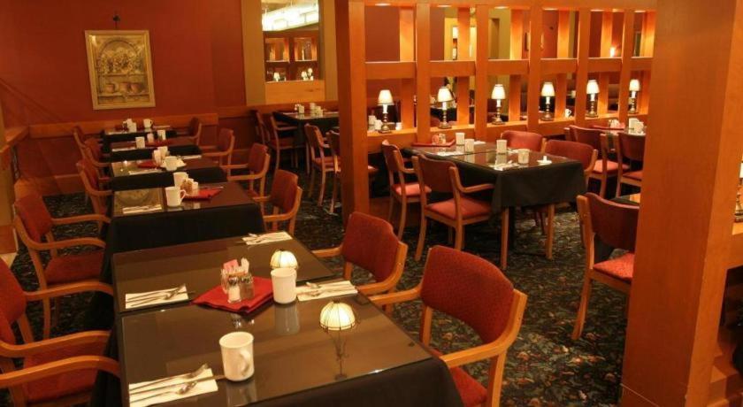 The Glenmore Inn & Convention Centre カルガリー エクステリア 写真