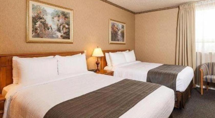 The Glenmore Inn & Convention Centre カルガリー エクステリア 写真