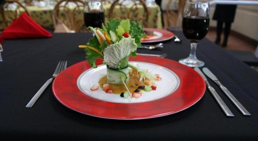 The Glenmore Inn & Convention Centre カルガリー エクステリア 写真