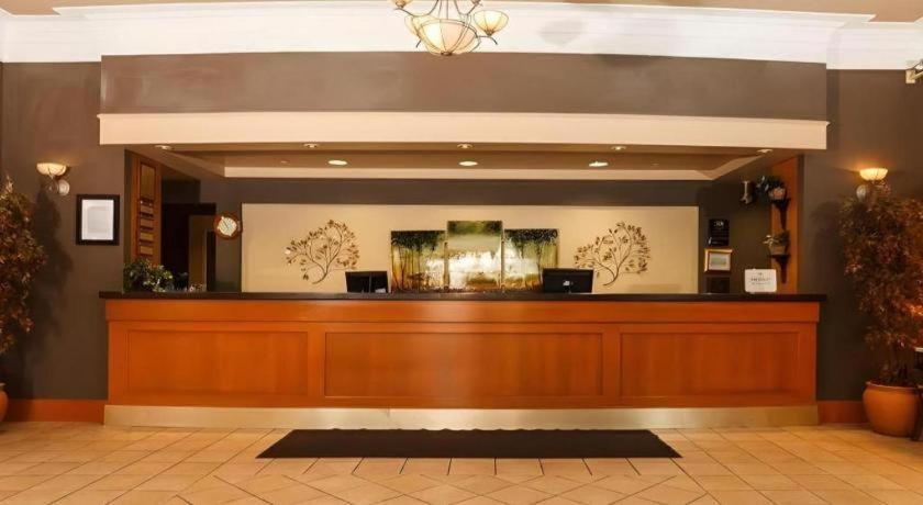 The Glenmore Inn & Convention Centre カルガリー エクステリア 写真