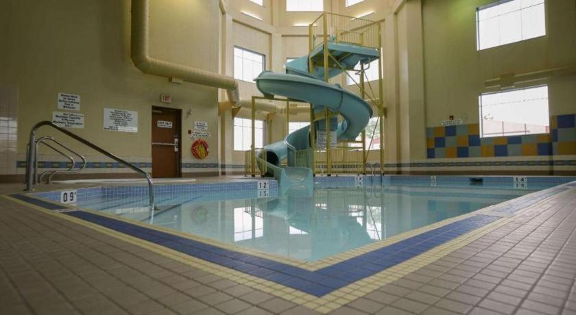 The Glenmore Inn & Convention Centre カルガリー エクステリア 写真