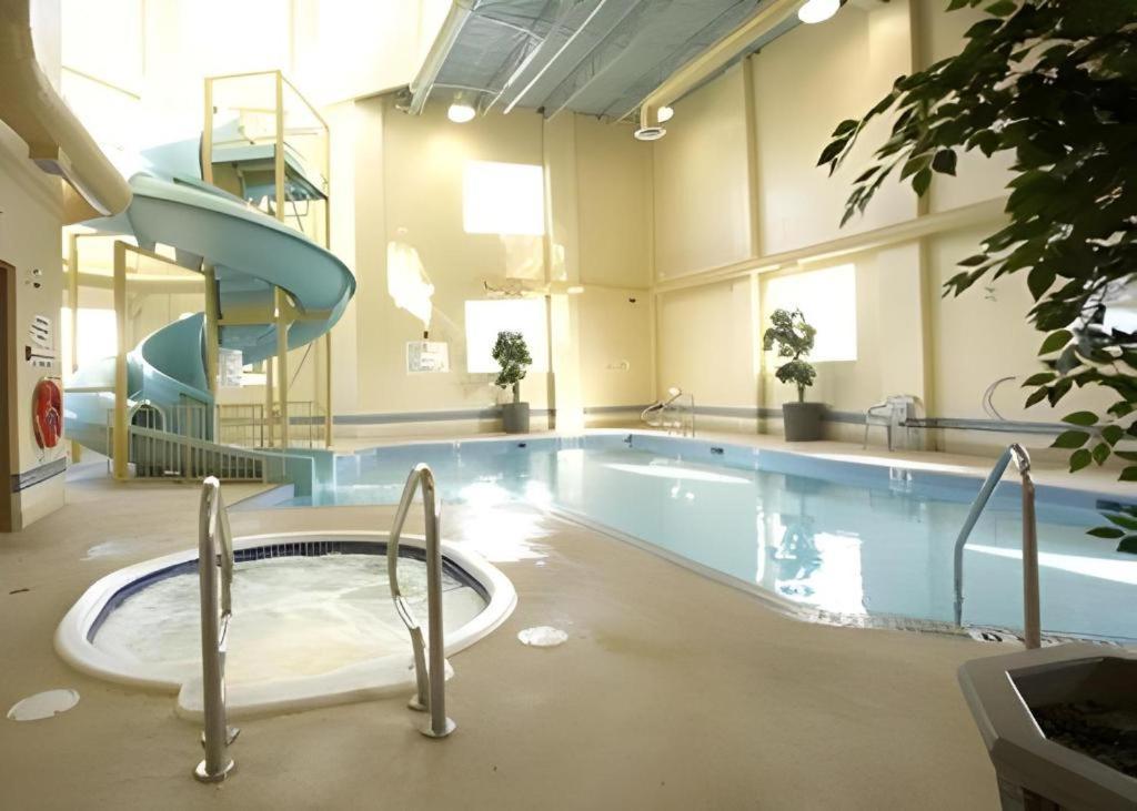 The Glenmore Inn & Convention Centre カルガリー エクステリア 写真
