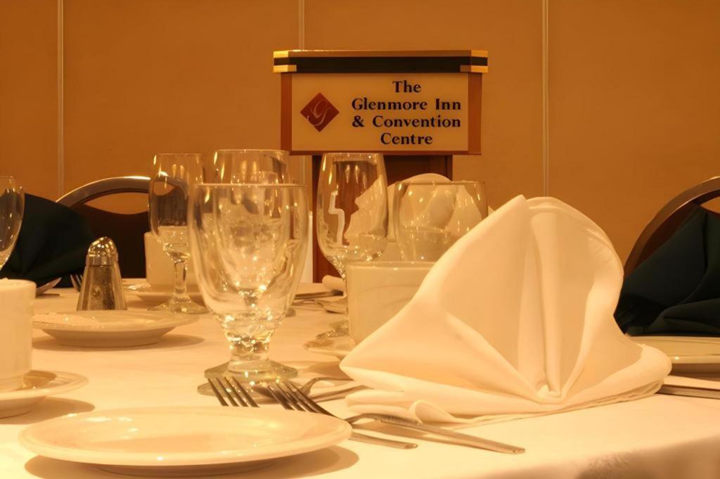 The Glenmore Inn & Convention Centre カルガリー エクステリア 写真