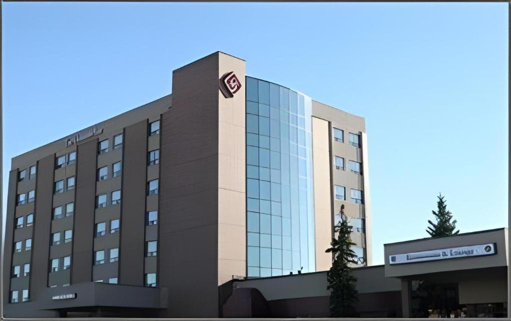 The Glenmore Inn & Convention Centre カルガリー エクステリア 写真
